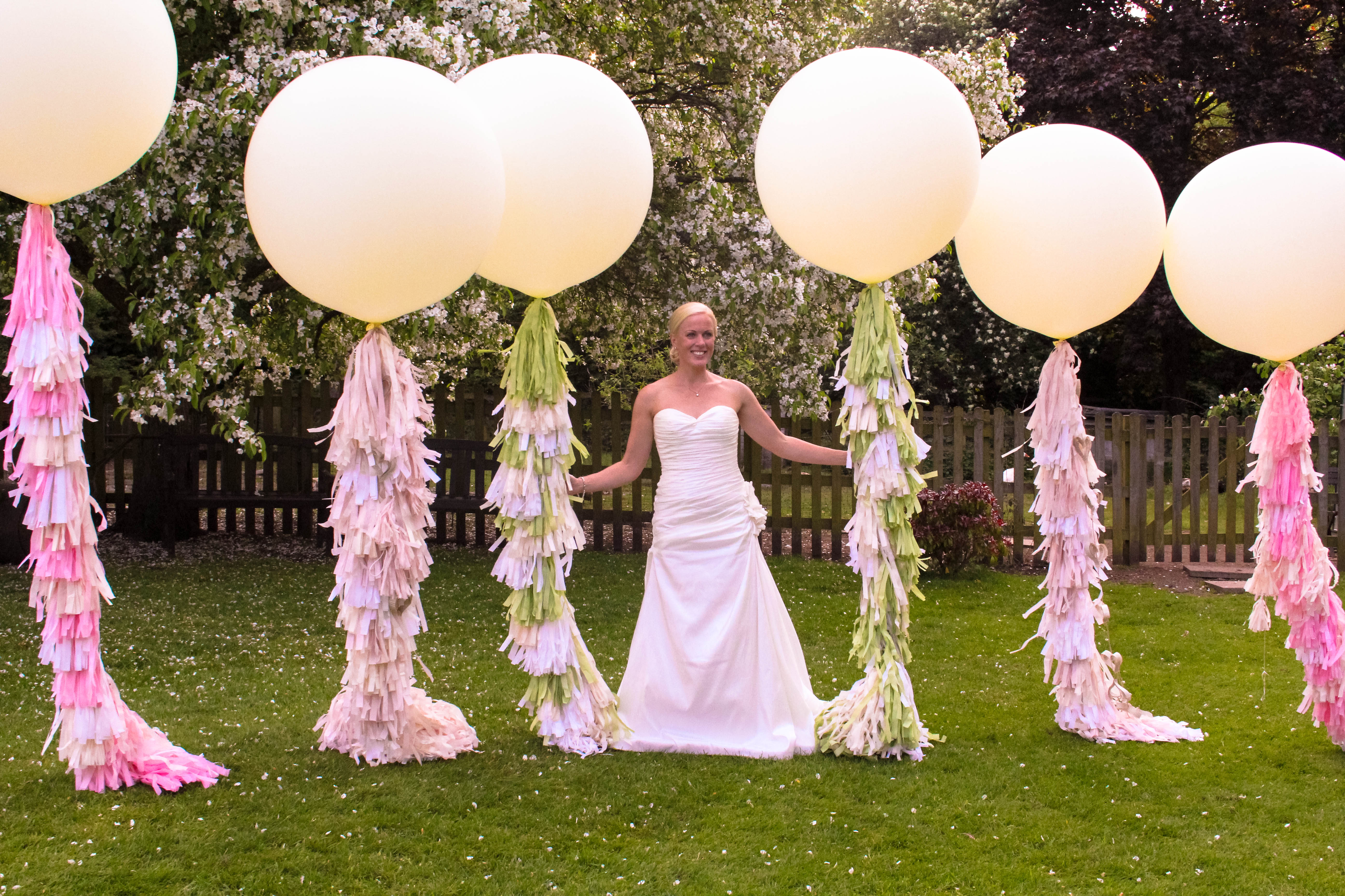 Воздушные шары с лентой тассел на свадьбу