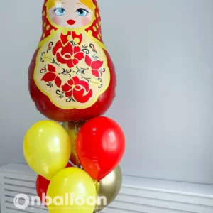 Фонтан из шаров с яркой матрешкой
