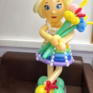 Плетеная фигура из воздушных шаров “Девочка с цветами”