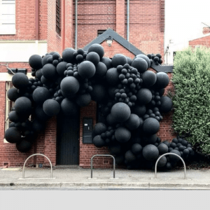 Гирлянда из разнокалиберных шаров на фасад «Праздник ночи»,1 метр.