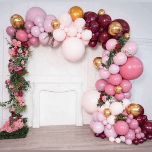 Арка из разнокалиберных шаров с цветами бордово-розовая, 7 метров.
