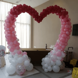 Воздушный праздник: свадебная арка из шаров