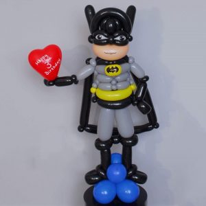 Плетёная фигура из шаров “Бэтмен с сердцем”