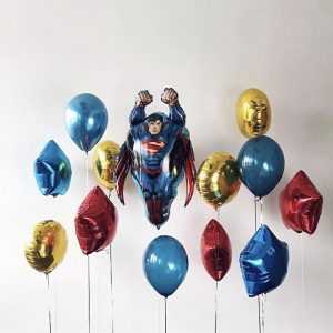 Фотозона из шаров “Супермен летящий”