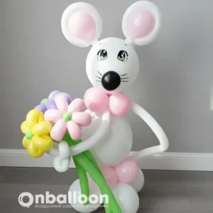 Мышка с цветами из шаров
