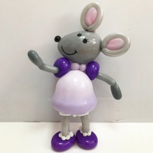 Фигура из шаров “Танцующая мышка в платье”