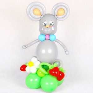 Мышка на полянке с цветами из шаров
