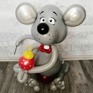 Фигура из шаров “Мышка ягодкой”
