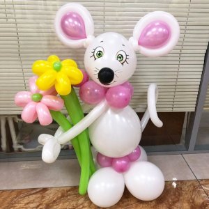 Фигура из шаров “Мышка с цветами белая”