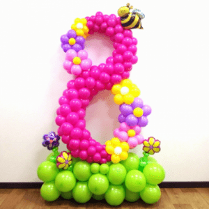 Цифра 8 из воздушных шаров с пчелками