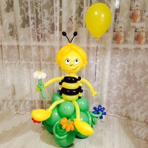 Композиция из шаров “Пчелка на траве”