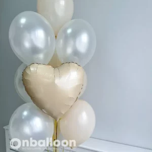 Фонтан из бежево-белых шаров