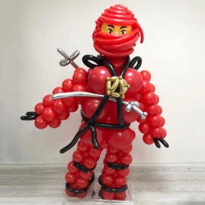 Фигура из шаров Лего человек красный