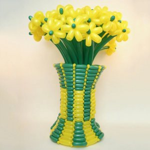 Большая ваза из шаров с жёлтыми ромашками