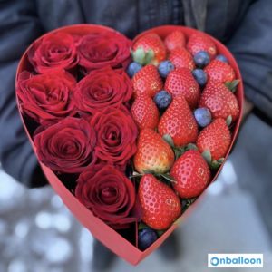 Коробка сердце с клубникой и голубикой