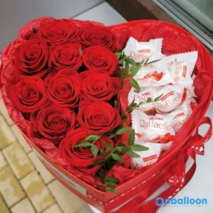 Коробка сердце с цветами и Рафаэлло