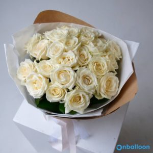 Букет из 29 белых роз, 50 см