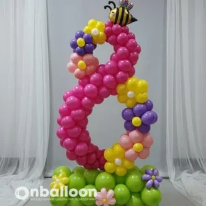 Цифра 8 плетеная из воздушных шаров с пчелками