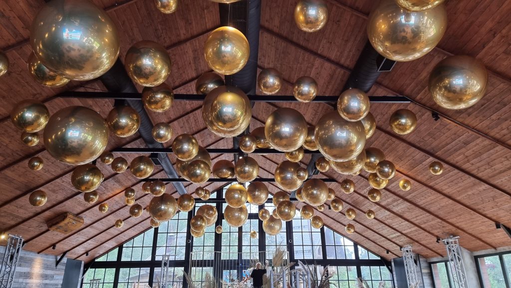 Фольгированные шары сферы под потолком