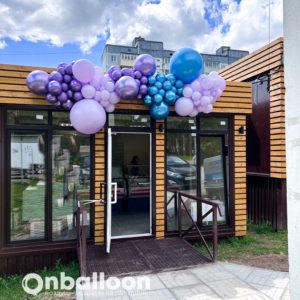 Оформление входа воздушными шарами сине-фиолетовое