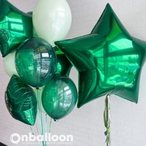 Набор зеленых шаров с большой звездой