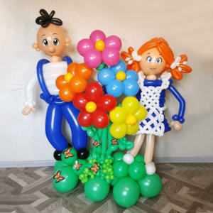 Плетеные фигуры из шаров “Школьники с цветами”
