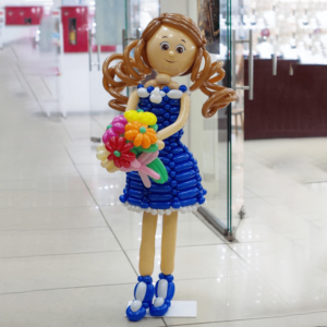 Плетеная фигура из шаров “Девочка с цветами”