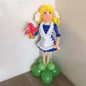 Плетеная фигура из шаров “Школьница с колокольчиком”