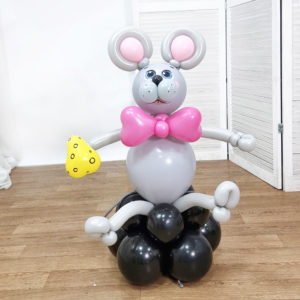Плетеная фигура из шаров “Мышка с сыром”