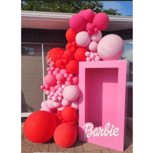 Фотозона из шаров в стиле Барби №8